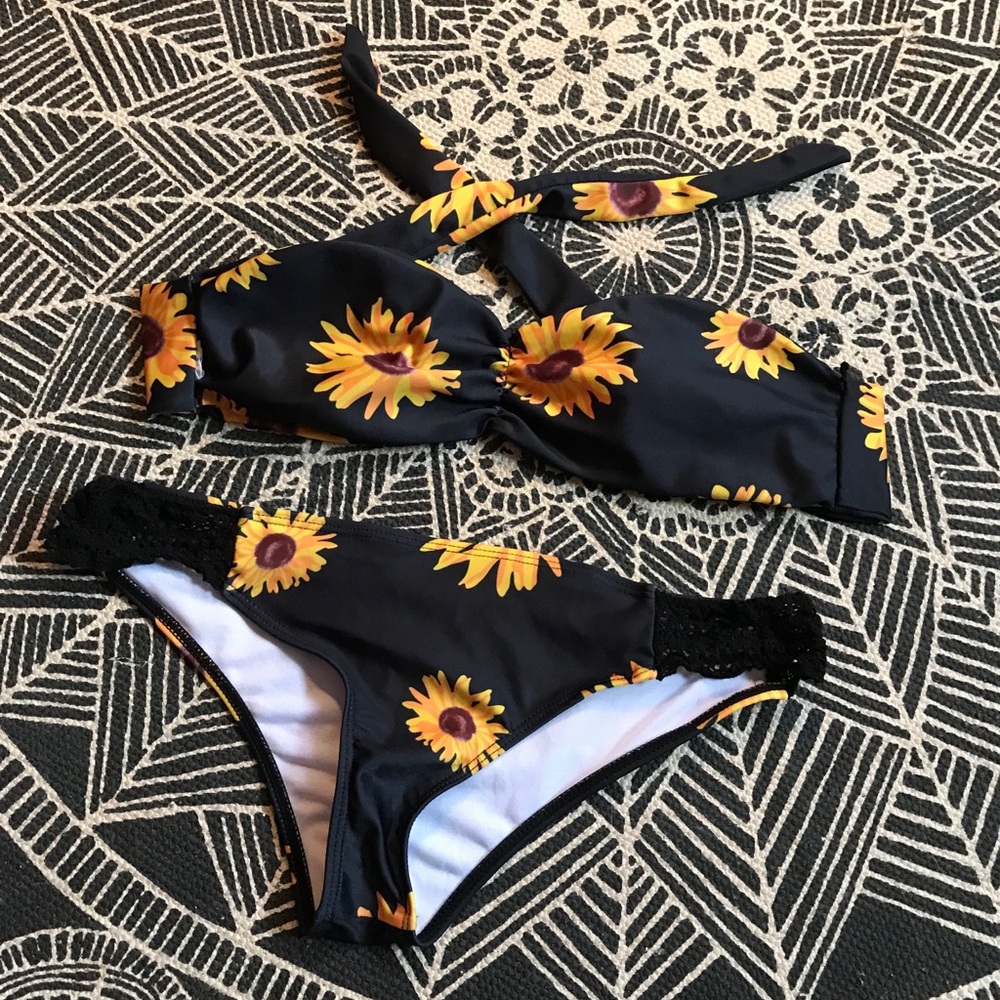Sunflower strapless bikini🌻